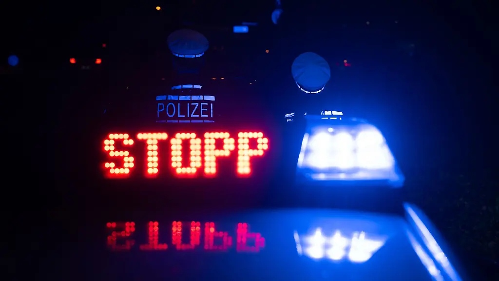 Bei-einer-Verfolgungsfahrt-mit-der-Polizei-prallt-ein-Autofahrer-gegen-eine-Ampel-danach-fluechtet-er-zu-Fuss
