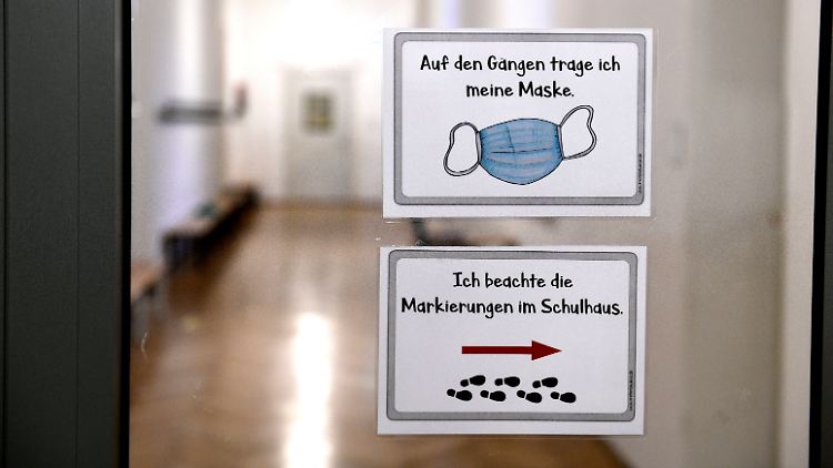 Bisher sollen Masken nur auf Fluren, auf der Toilette, in Aufenthalts- und Begegnungsräumen getragen werden.