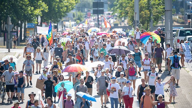Vom Marienplatz aus zogen Protestler durch die Stuttgarter Innenstadt.