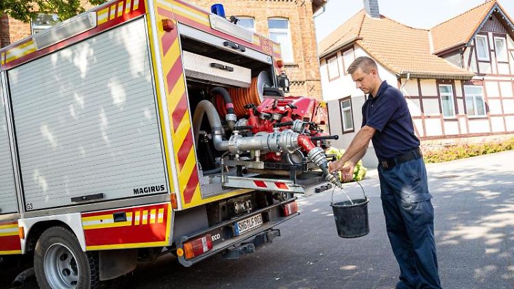  Die Feuerwehr stellt weiterhin Wasser etwa für die Toilettenspülung bereit, dass sich die Menschen abholen könnten.