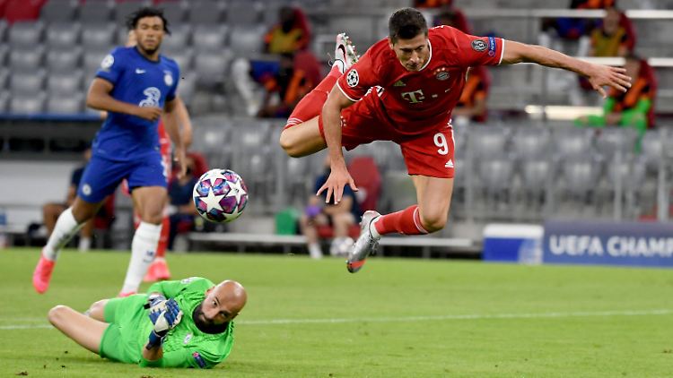 An allen sieben Treffern in Hin- und Rückspiel war Lewandowski direkt beteiligt. Den auf dieses Foul folgenden Strafstoß verwandelte er selbst.