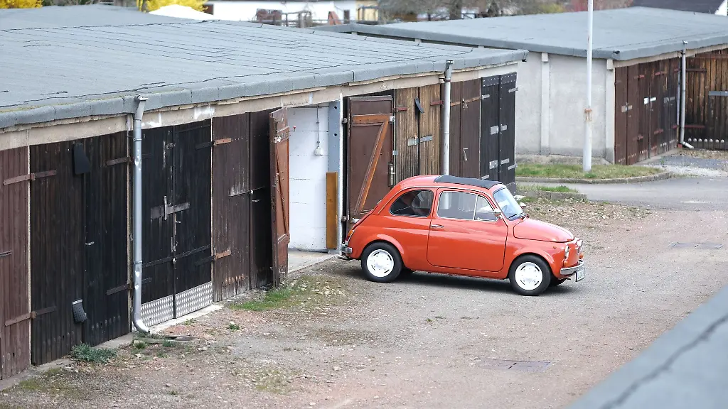 Ein-Fiat-500-steht-im-Chemnitzer-Garagenkomplex-Schuetzenplatz-Anfang-der-1970er-Jahre-gebaut-ist-die-Anlage-eine-von-zehn-Stationen-des-Garagen-Parcours-zum-Kulturhauptstadtprojekt-3000Garagen