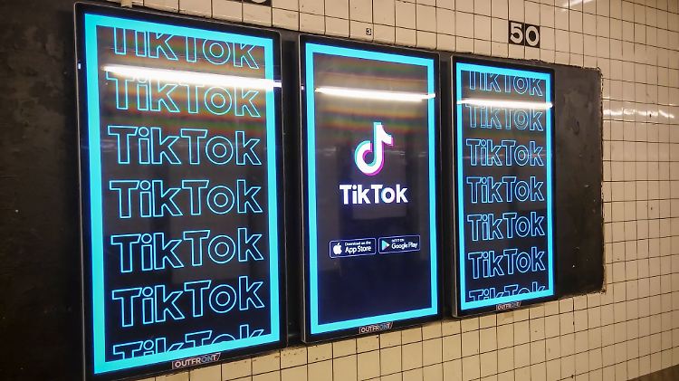 Tiktok-Werbung in einer New Yorker U-Bahn-Station. Der Konzern soll sein US-Geschäft verkaufen, das hat Präsident Trump per Dekret verfügt.