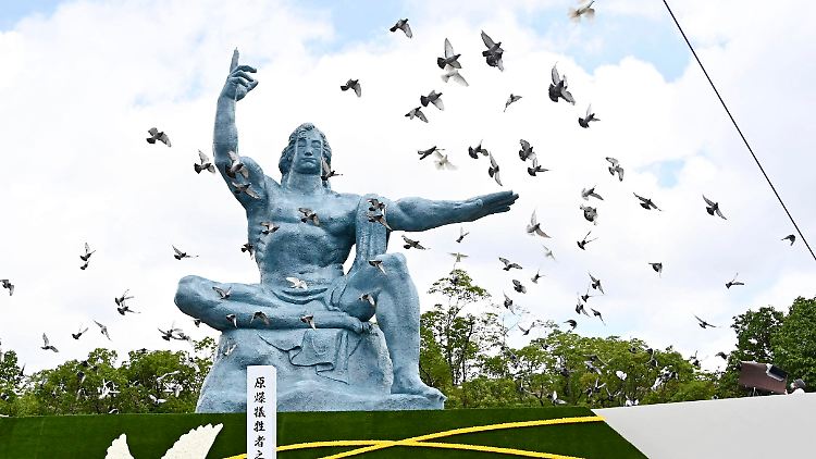 Eine überlebensgroße Friedensstatue erinnert an den Atombombenabwurf 1945.