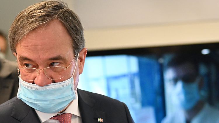 Ministerpräsident Armin Laschet wurde schon öfter "oben ohne" erwischt.