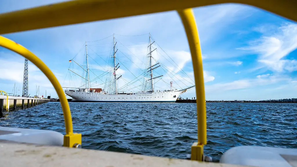 Das-Segelschulschiff-kann-taeglich-von-10-00-bis-17-00-Uhr-besichtigt-werden
