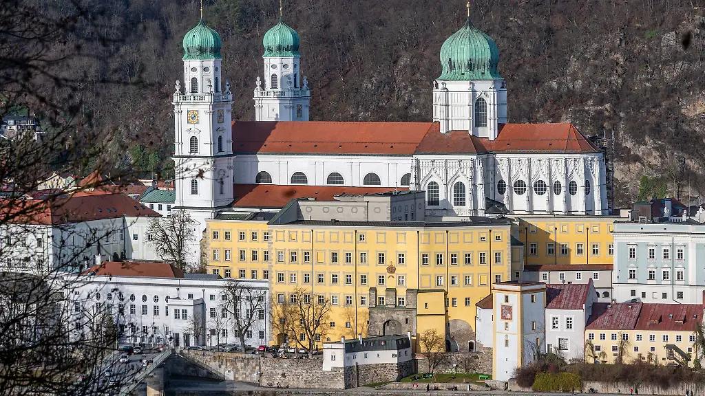 Der-Dom-St-Stephan-in-der-Altstadt-von-Passau-Das-Landeskomitee-der-Katholiken-waehlte-in-der-Bischofsstadt-den-Marktforscher-Christian-Gaertner-zu-seinem-neuen-Vorsitzenden