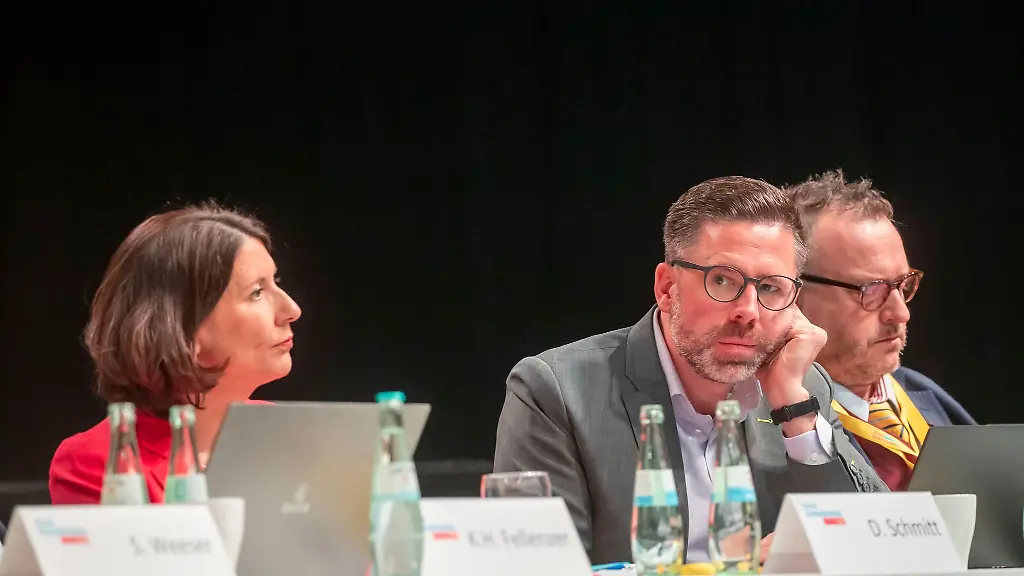 Philipp-Fernis-Mitte-bis-vor-kurzem-FDP-Fraktionschef-und-nun-Justizminister-sowie-Staatssekretaer-Andy-Becht-rechts-galten-manchen-in-den-vergangenen-Wochen-als-Gegenspieler-von-Ministerin-Daniela-Schmitt