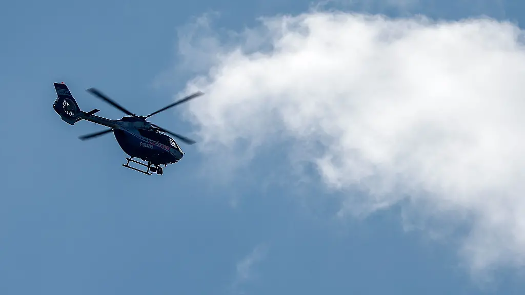 Ein-Polizeihubschrauber-half-bei-der-Suche-nach-einem-moeglicherweise-abgestuerzten-Kleinflugzeug