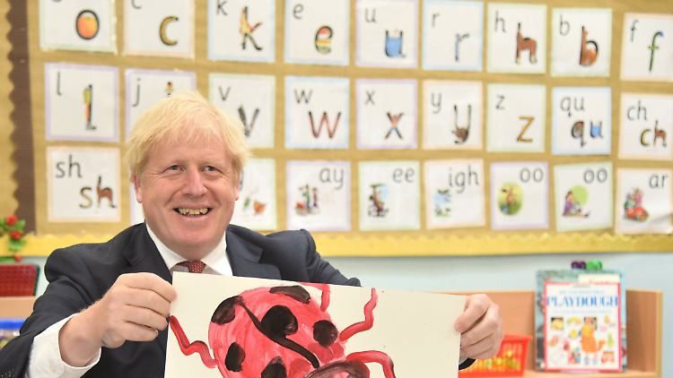 Johnson im Juli beim Besuch einer Schule.
