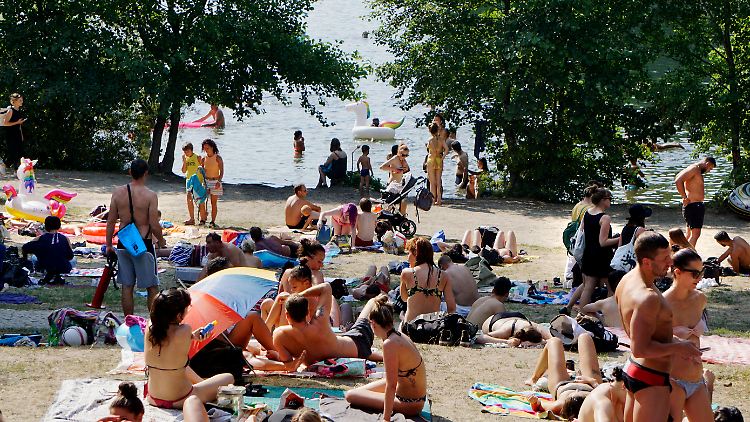 Am Berliner Schlachtensee ist es schwer, die Abstandsregel einzuhalten. Einen Mund-Nasen-Schutz trägt kaum jemand.  
