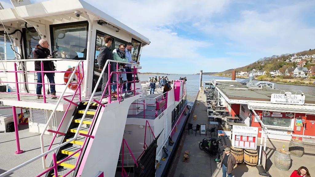 Erstmals-seit-20-Jahren-fahren-wieder-Hadag-Faehren-zwischen-Finkenwerder-und-Blankenese