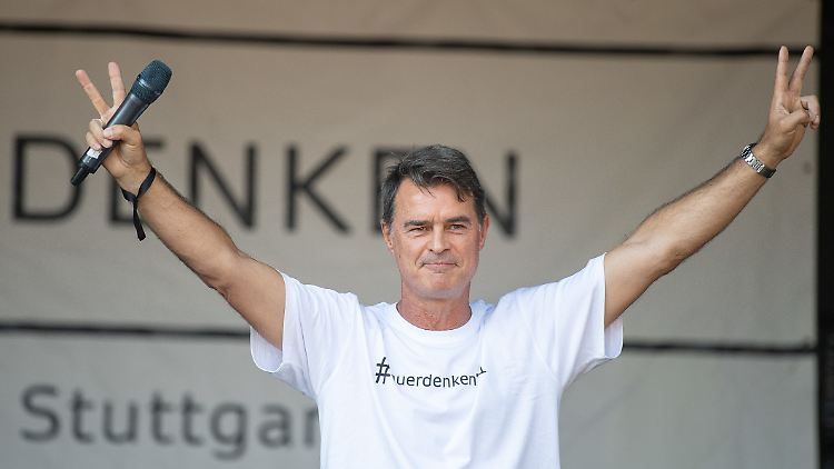 Berthold hält sich nicht für einen Verschwörungstheoretiker, aber liest ihre Bücher.