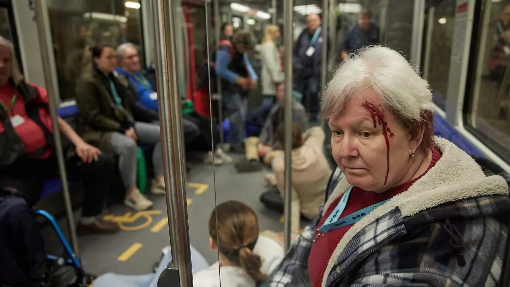 Feuerwehr-Bundes-und-Landespolizei-sowie-die-Deutsche-Bahn-bereiten-sich-mit-der-Uebung-inklusive-geschminkter-Komparsen-auf-den-Notfall-vor