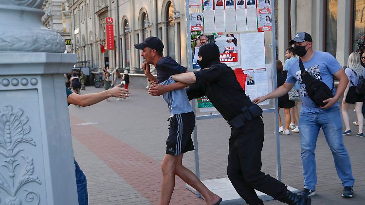 Ein Mann wird in Minsk verhaftet, weil er seine Solidarität mit einem Autokorso von Oppositions-Unterstützern gezeigt hat.