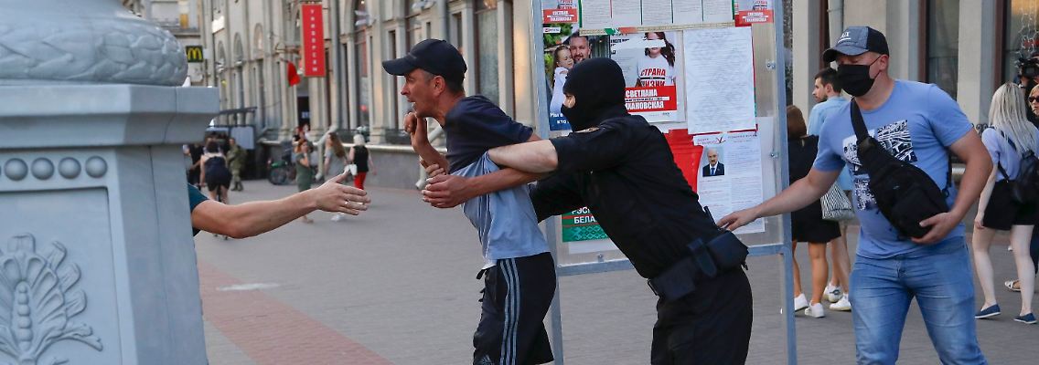 Ein Mann wird in Minsk verhaftet, weil er seine Solidarität mit einem Autokorso von Oppositions-Unterstützern gezeigt hat.