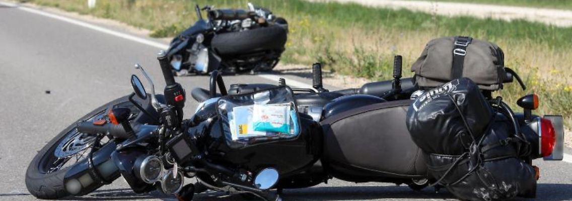 Die beiden demolierten Motorräder auf der Bundesstraße 313/32 zwischen Sigmaringen und Jungnau.jpg