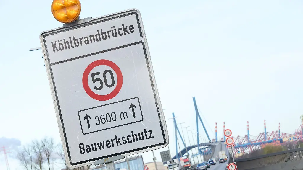 Jetzt-muessen-Autos-und-Lastwagen-etwas-langsamer-fahren