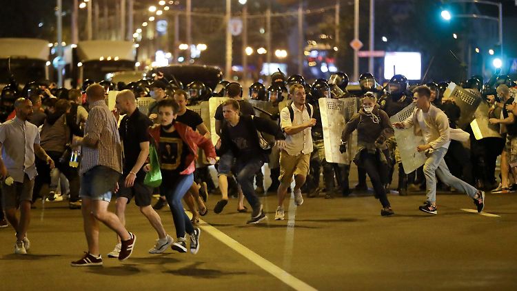 Hunderttausende Menschen demonstrierten auch nachts in den Straßen von Minsk.