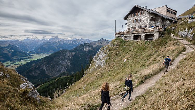Viele Menschen zog es im Sommerurlaub in die Natur zum Wandern, wie hier in Bayern.