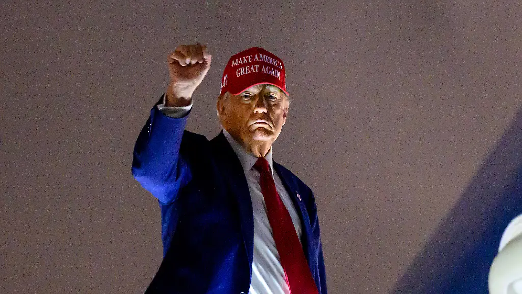 AFP-20250404-393M2CP-v2-HighRes-UsPresidentDonaldTrumpStepsOffAirForceOneArrive