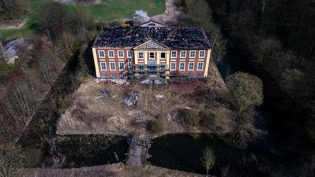 Das-Dach-wurde-bei-dem-Brand-komplett-zerstoert