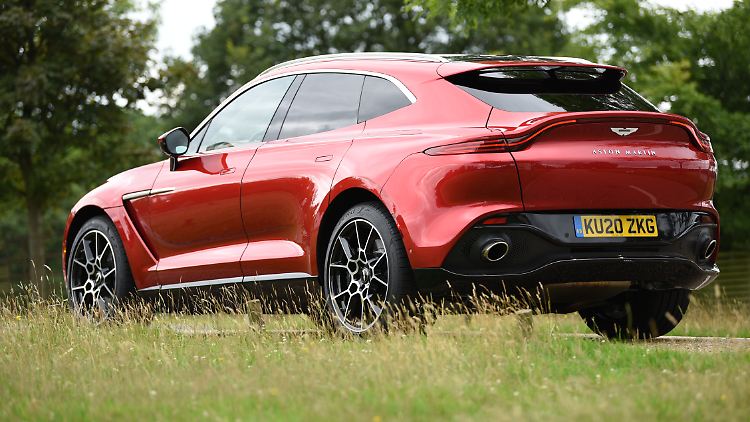 Ja, dem Testwagen fehlt die Anhängerkupplung. Dennoch kann der DBX, wenn sie denn am Heck ist, 2,7 Tonnen ziehen.