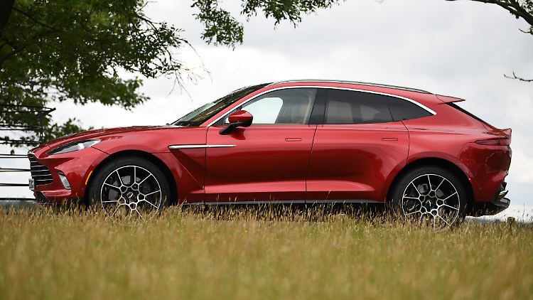 Natürlich hat Aston Martin auch dem DBX eine sehr sportliche Silhouette verpasst.