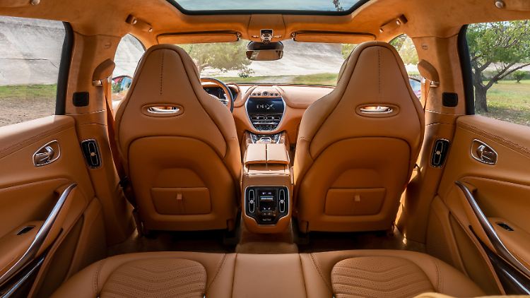 Auch in der zweiten Reihe finden die Reisenden in einem Aston Martin DBX ausreichend Platz.
