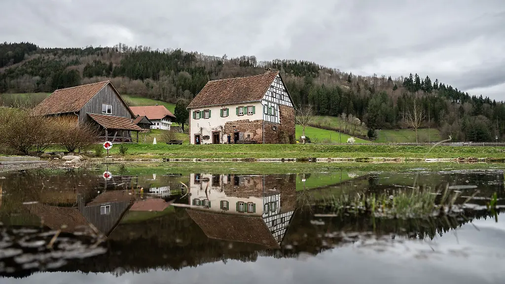 Das-Schloessle-von-Effringen-stammt-urspruenglich-aus-dem-Nordschwarzwald-und-steht-seit-2018-auf-dem-Gelaende-des-Schwarzwaelder-Freilichtmuseums-Vogtsbauernhof-Mit-600-Jahren-ist-es-das-aelteste-Gebaeude-vor-Ort