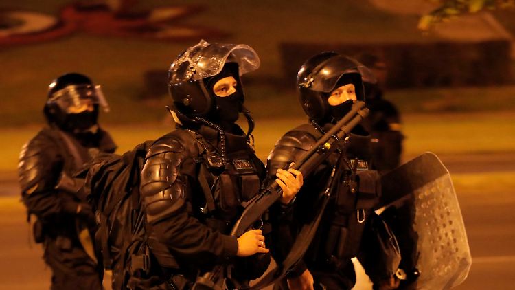 Die Minsker Polizei ging mit Schockgranaten, Wasserwerfern und Gummigeschossen gegen Demonstranten vor. 