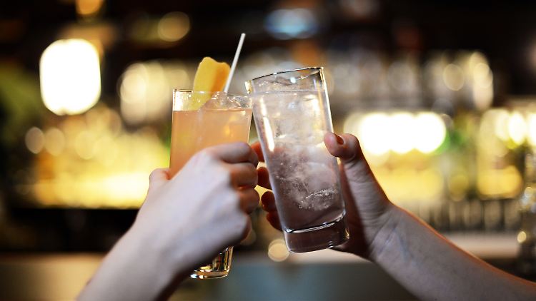 Bei übermäßigem Alkoholgenuss geraten die Abstands- und Hygieneregeln schnell in Vergessenheit.