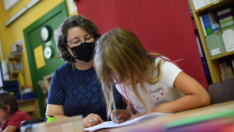 Wie hier in einer Grundschule in Kreuzberg hat der Unterricht nach den Ferien wieder begonnen.