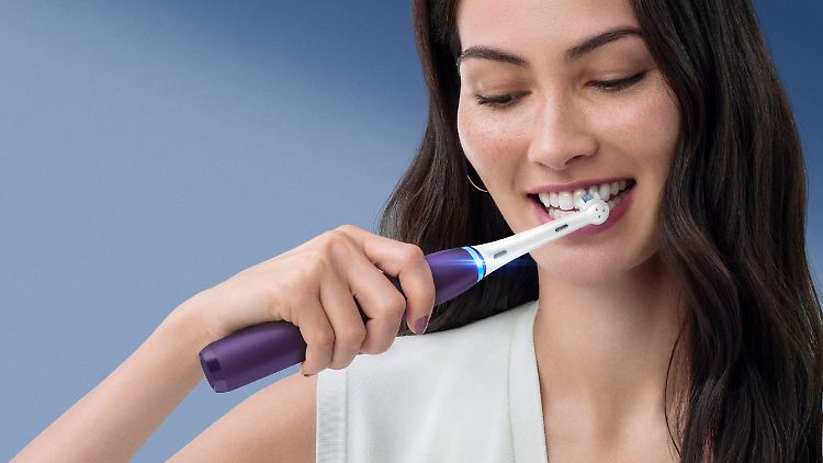 Die Oral-B iO ist eine raffinierte, aber sehr teure elektrische Zahnbürste.