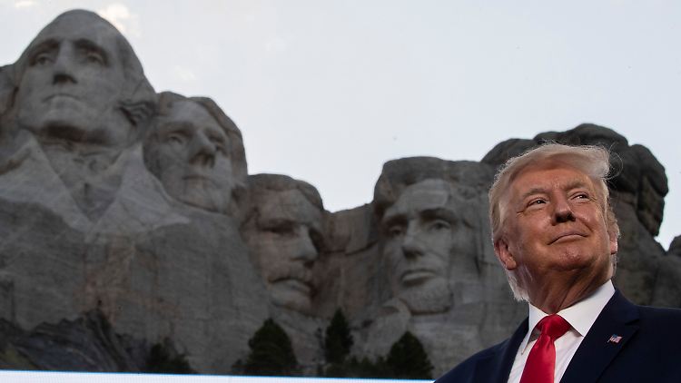 Erst teilt der US-Präsident mit seinen Followern auf Twitter dieses Foto, dann spricht er von Fake News.
