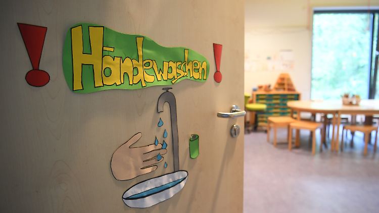 Laut Giffey gehört Hygiene zum A und O, um Kitas offen zu halten. Dabei ist Lüften besonders wichtig.
