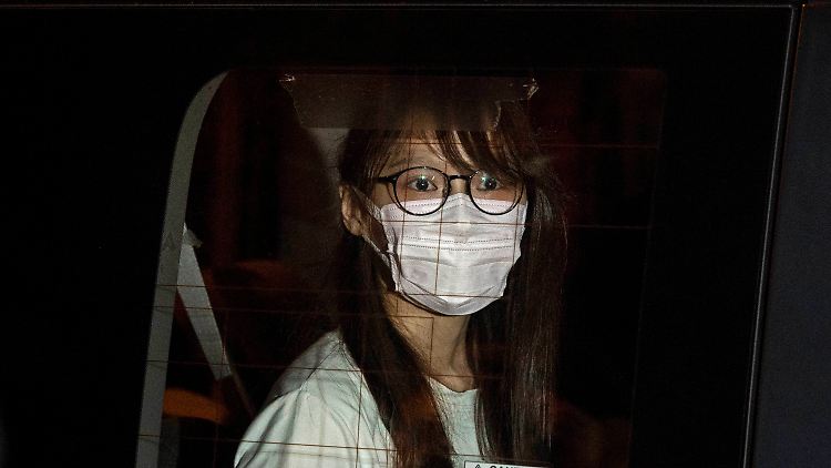 Die Pro-Demokratie-Aktivistin Agnes Chow in einem Polizeiwagen. Auch sie wurde am Montag in Gewahrsam genommen.