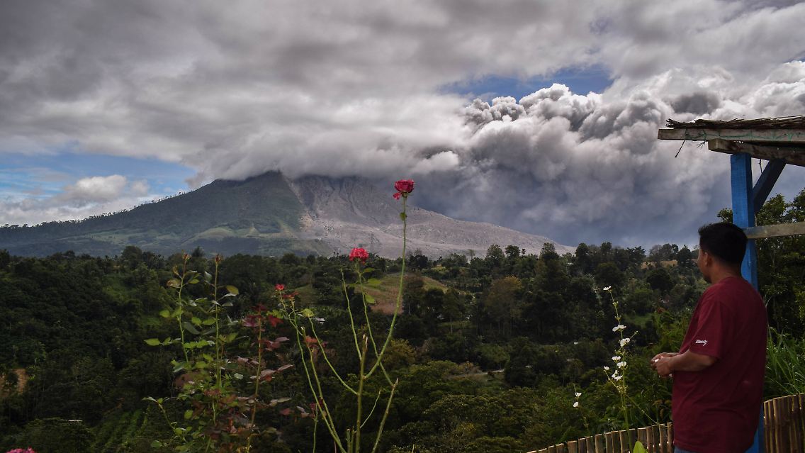 Schaurig schön: Der Vulkan Sinabung im Norden Sumatras speiht weiter Asche in die Luft.