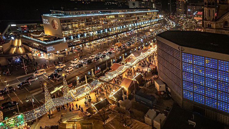 Lichterketten und Stände dicht an dicht - am Berliner Breitscheidplatz will man darauf nicht verzichten.