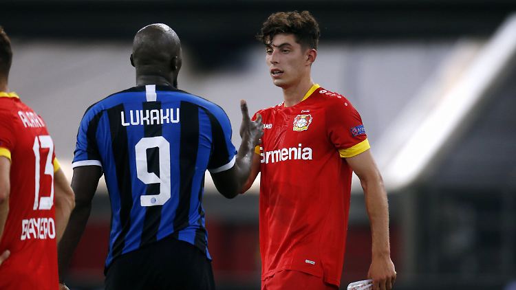 Shakehands mit Gewinner Lukaku: Kai Havertz fliegt mit Bayer Leverkusen aus der Europa League und wird nun wohl wechseln.