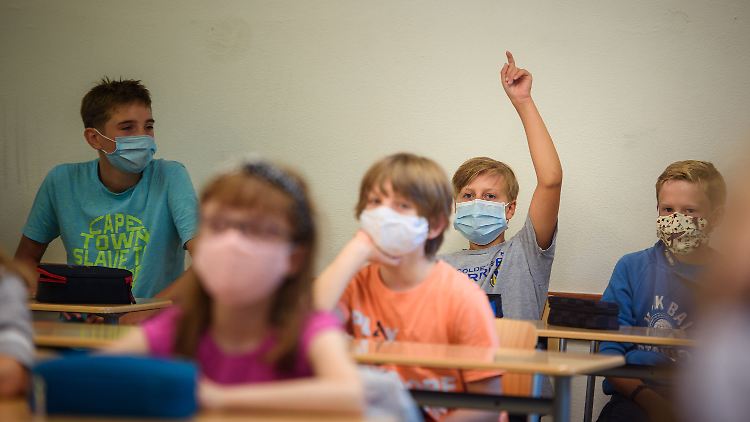 Das Foto entstand in einer Kieler Schule. Eine landesweite Maskenpflicht gibt es bislang allerdings nur in weiterführenden Schulen in NRW.