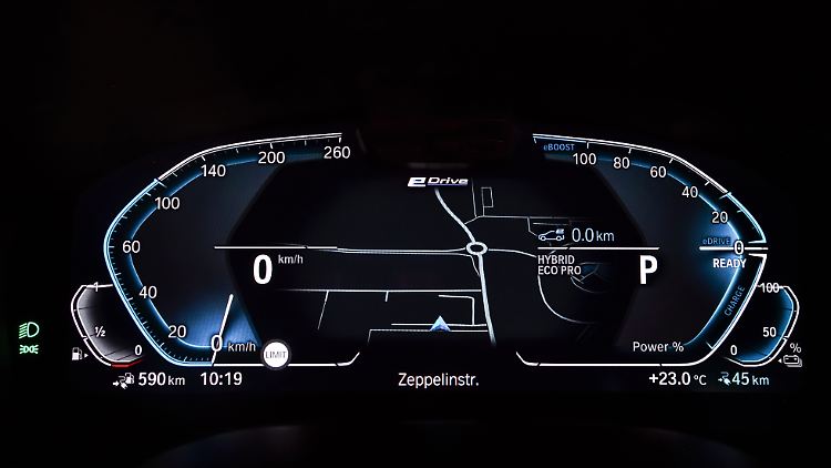 Hilfreich bei der Distanzverlängerung ist die Anzeige im digitalen Zentraldisplay des BMW 545e.