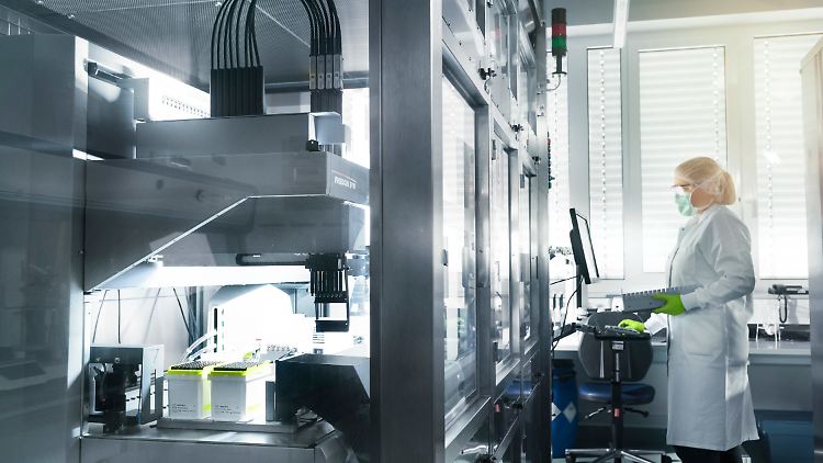 Biontech hat derzeit eine Studie mit rund 30.000 Probanden laufen. Fallen die Ergebnisse wie erwartet aus, soll schon in zwei Monaten die Marktzulassung beantragt werden.