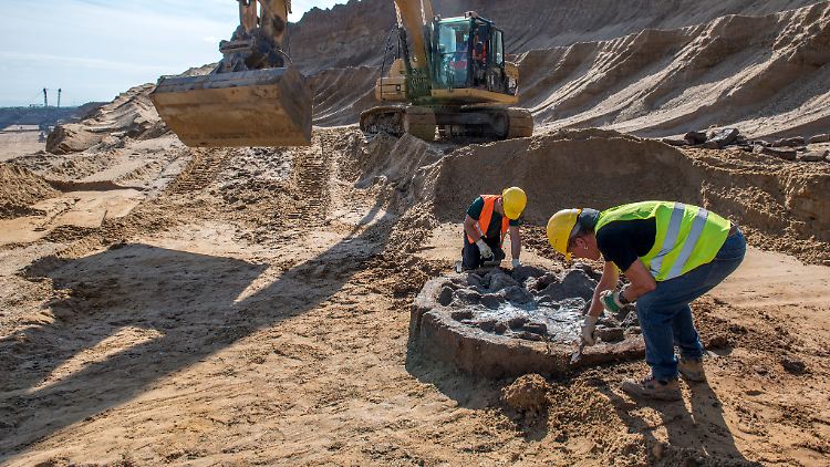 Weil die Braunkohlebagger immer näher rücken, musste der Brunnen samt Säule ausgegraben werden.