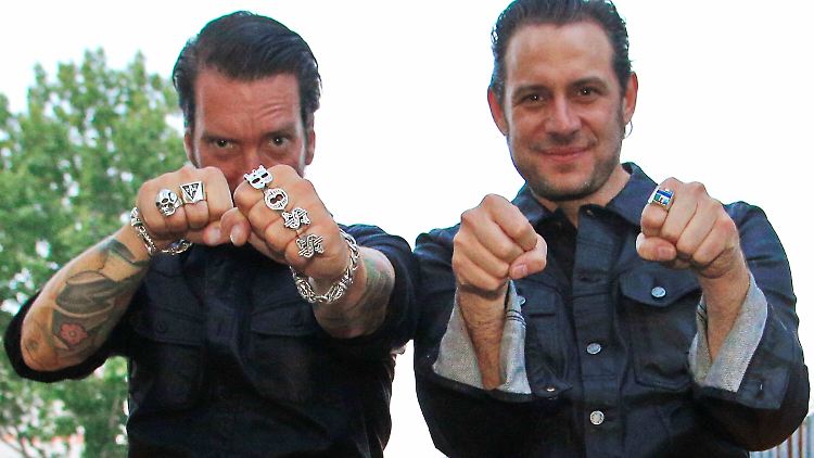 Alec Völkel (l.) und Sascha Vollmer alias The BossHoss geben sich kämpferisch.
