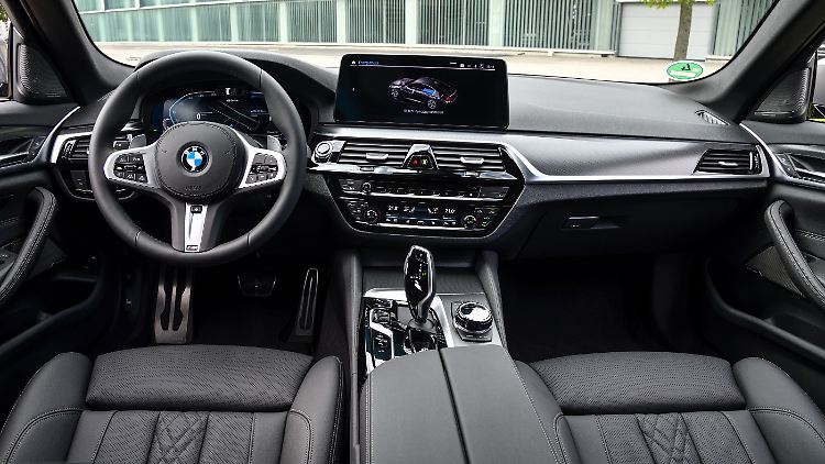 Der Innenraum des BMW 545e unterscheidet sich nicht von den Klassenbrüdern mit anderen Antriebsarten.
