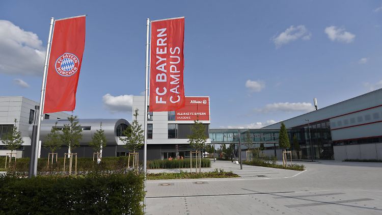 Ein Trainer der Nachwuchsabteilung vom FC Bayern München soll Jugendspieler rassistisch beleidigt haben.