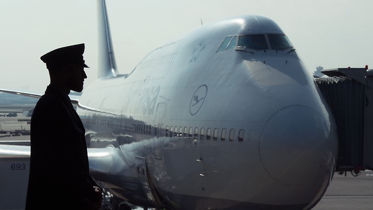 Die Flieger mit dem charakteristischen Buckel war lange Zeit das größte Passagierflugzeug der Welt.