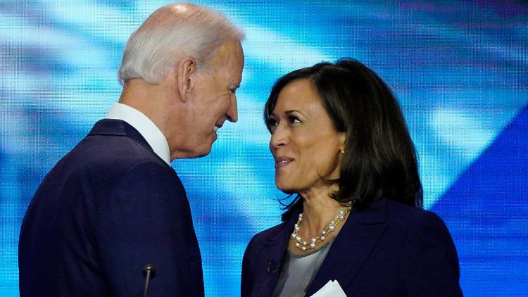 Biden und Harris bei einer TV-Debatte im vergangenen Jahr - die Senatorin aus Kalifornien war eine der Top-Favoritinnen für die Vizepräsidentschaft. 