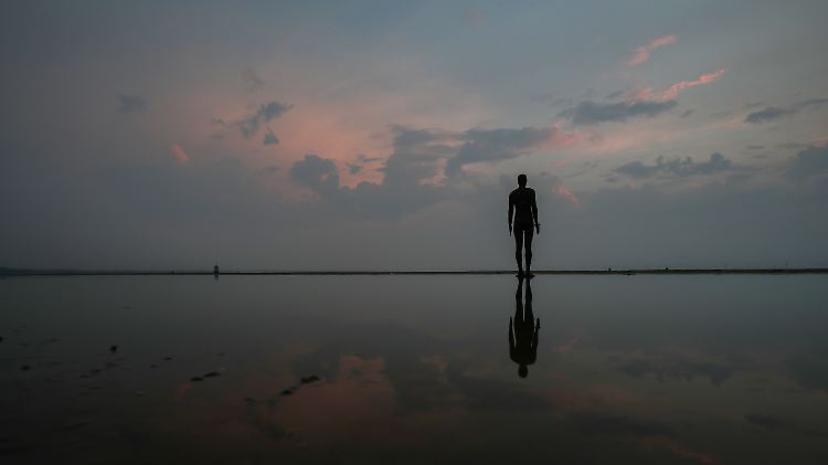 Nein, das ist kein Urlaubsfoto, sondern die Statue "Another Place" von Antony Gormley, die heute auf dem Crosby-Strand in Merseyside in Großbritannien.